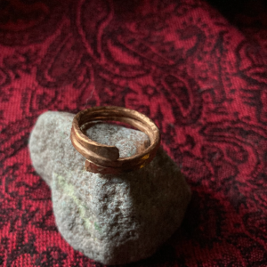 Bague spirale en cuivre martelé