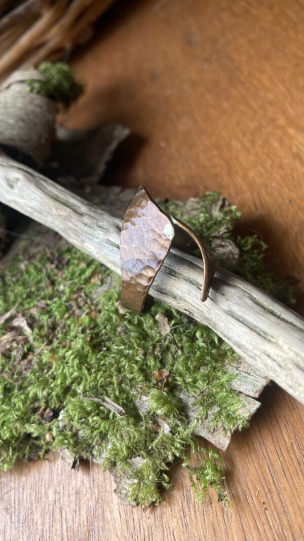 Bague helix en cuivre martelé et patine vers-de-gris, faite main T50