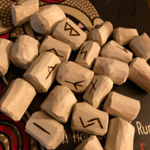 Set de runes nordiques façon os en noisetier Elder FUTHARK