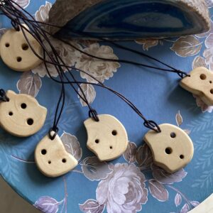 Pendentif en bois de houx