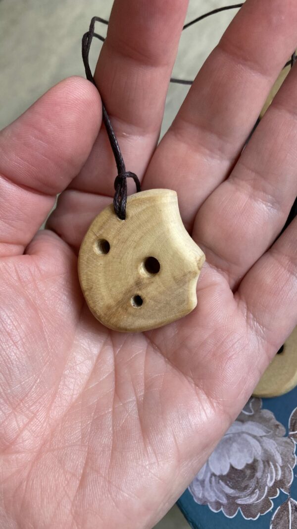 Pendentif en bois de houx – Image 8