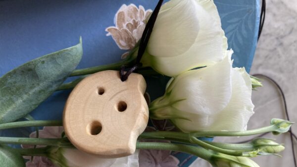 Pendentif en bois de houx