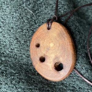 Pendentif en bois étoilé