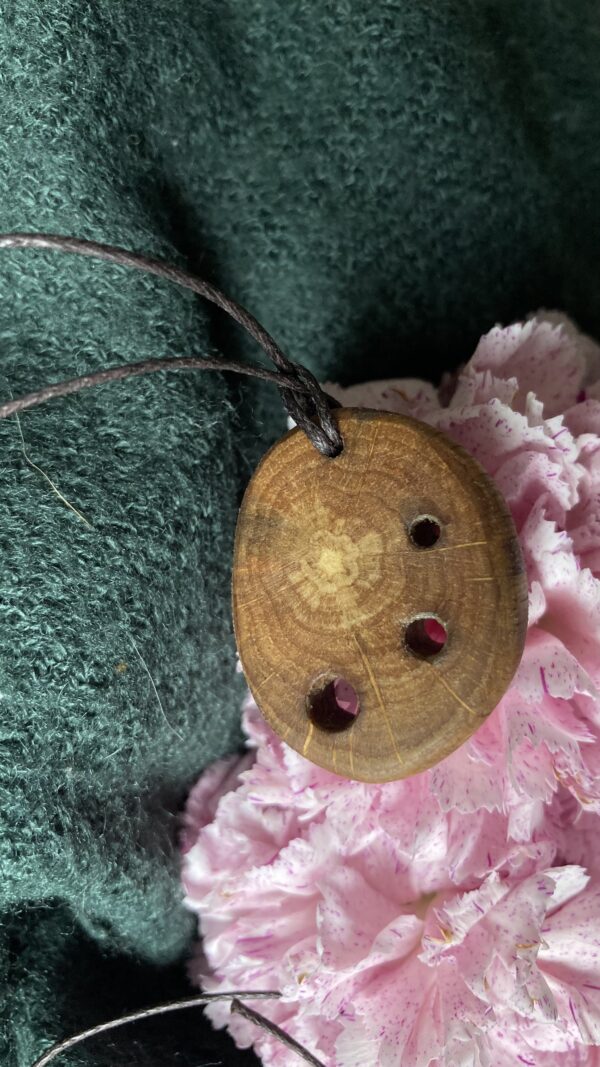 Pendentif en bois étoilé – Image 3