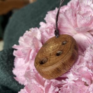 Pendentif en bois étoilé